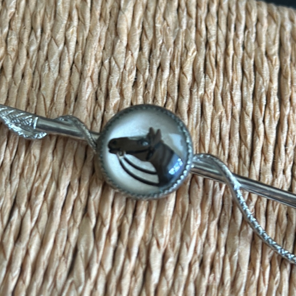Vintage horse and riding crop Reverse painting equestrian silver tone brooch - Picture 6 of 10
